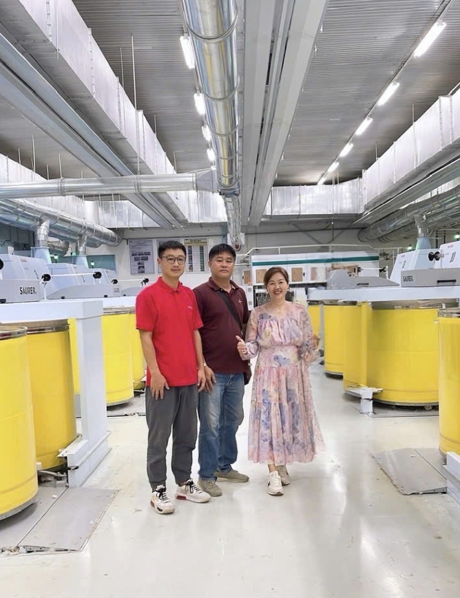 Ms. Phượng cùng đội ngũ tại nhà máy sợi